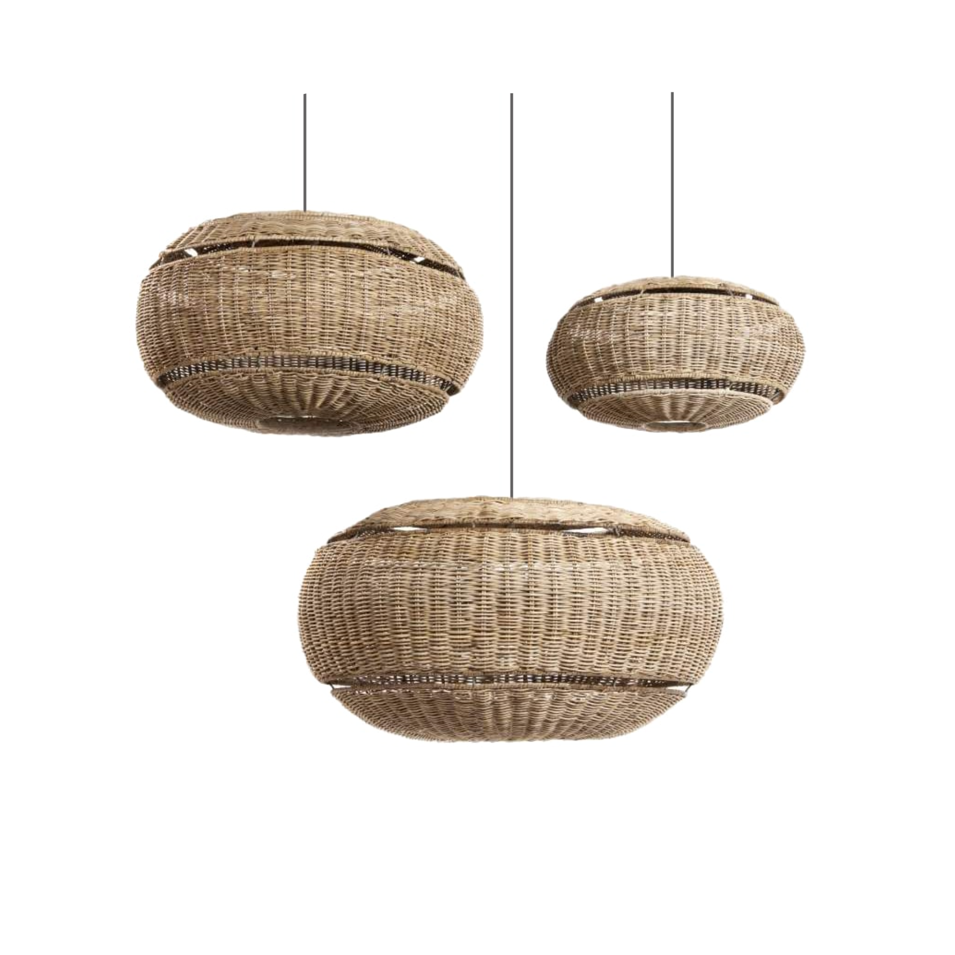 Dabīgā boho stila pīta griestu lampa no bambusa ar platām svītrām viesistabā