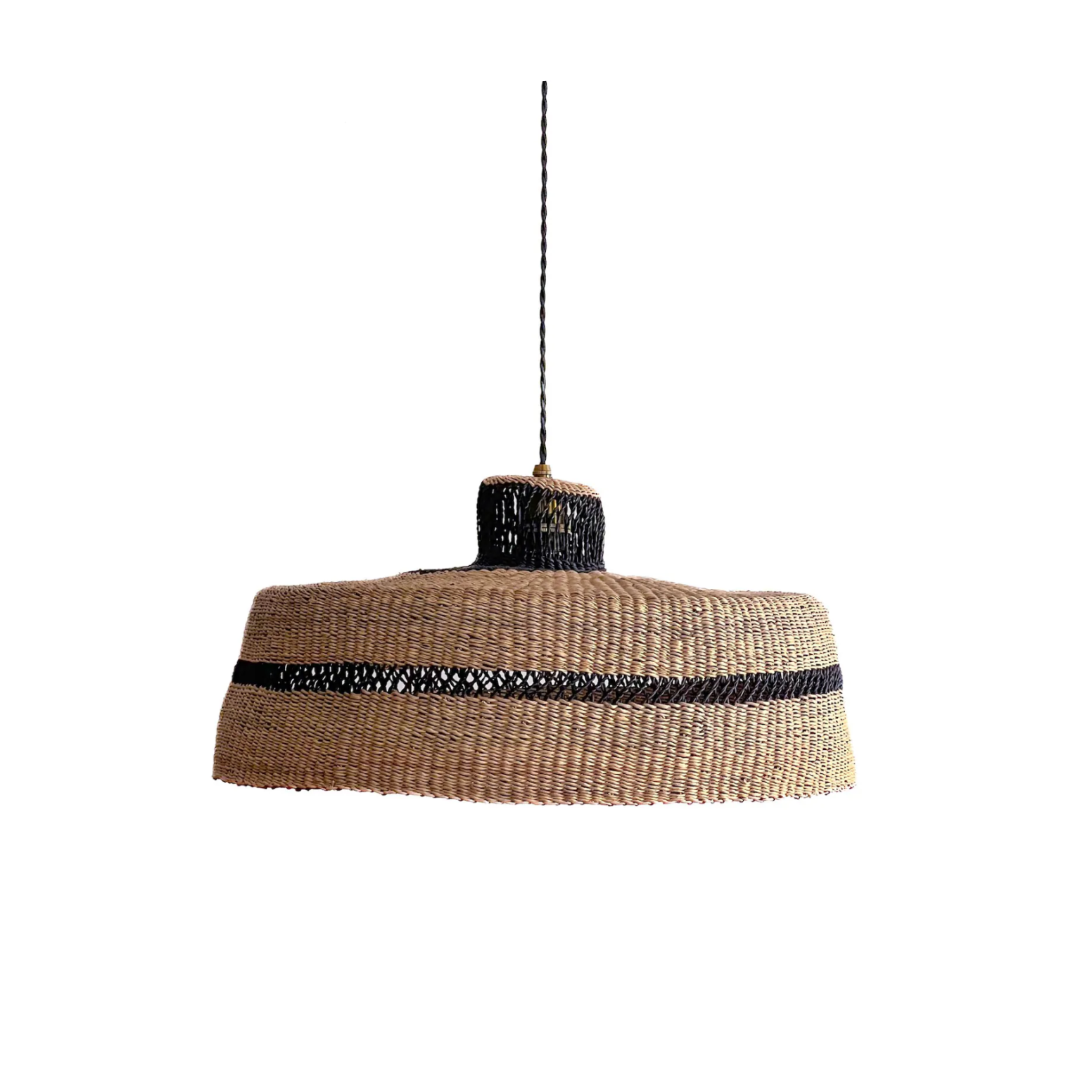 PītasLampas griestu lampa no niedres ar melnu akcentu