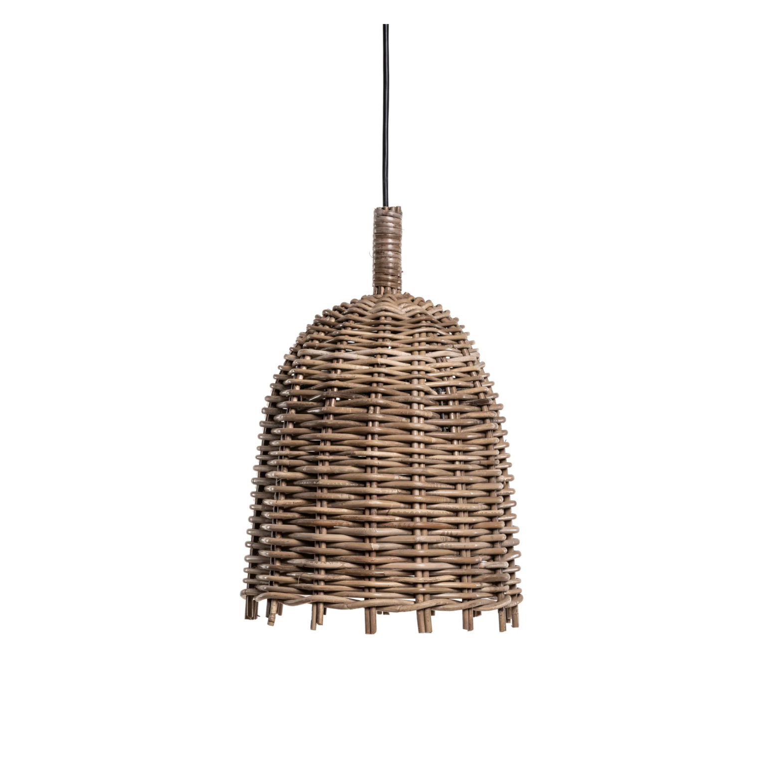 Boho stila pīta griestu lampa no kārkliem, radot mīkstu gaismu viesistabā