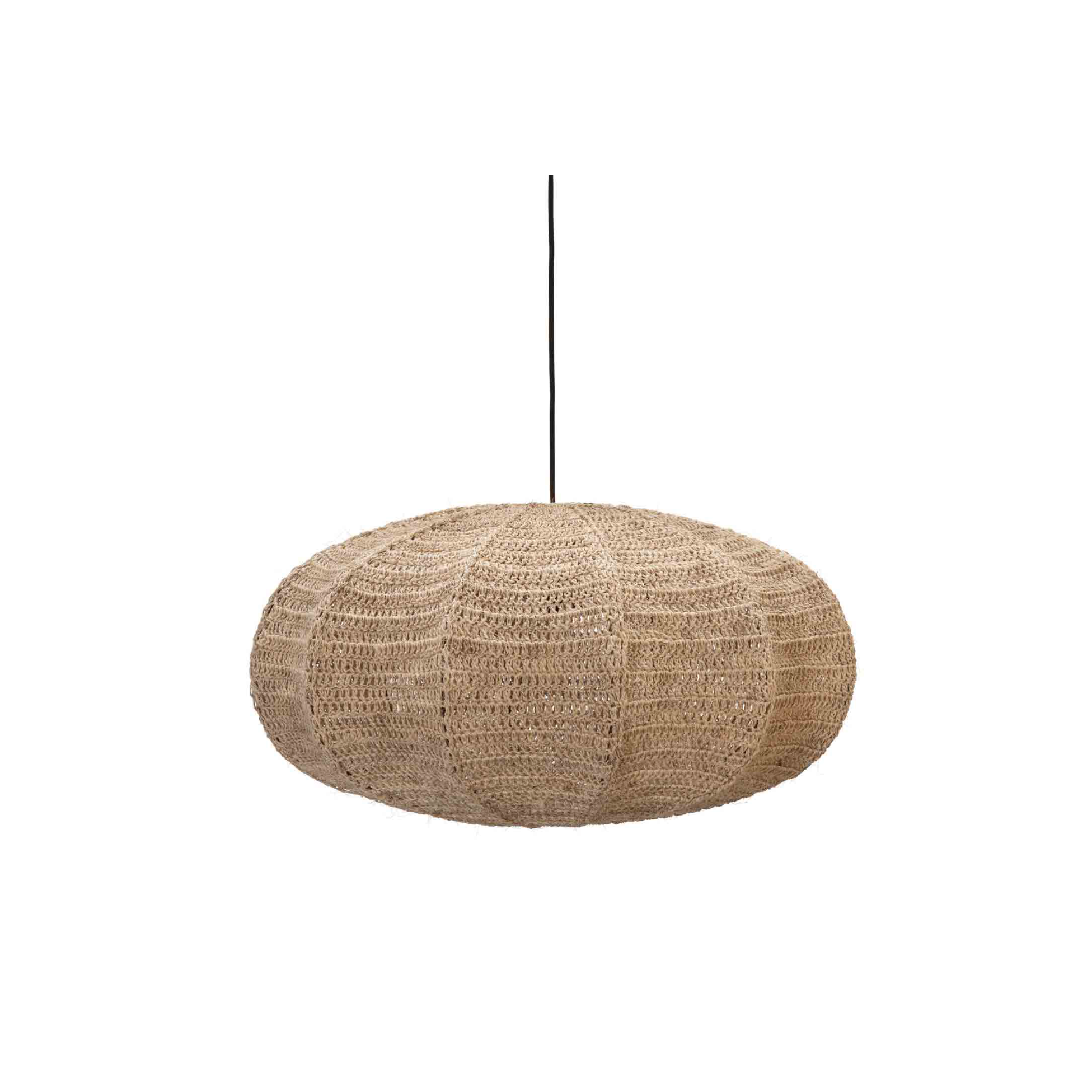 Rokdarbu pīta griestu lampa no kārkla ar plašu abažūru skandināviskā stilā, radot mājīgu gaismu viesistabā