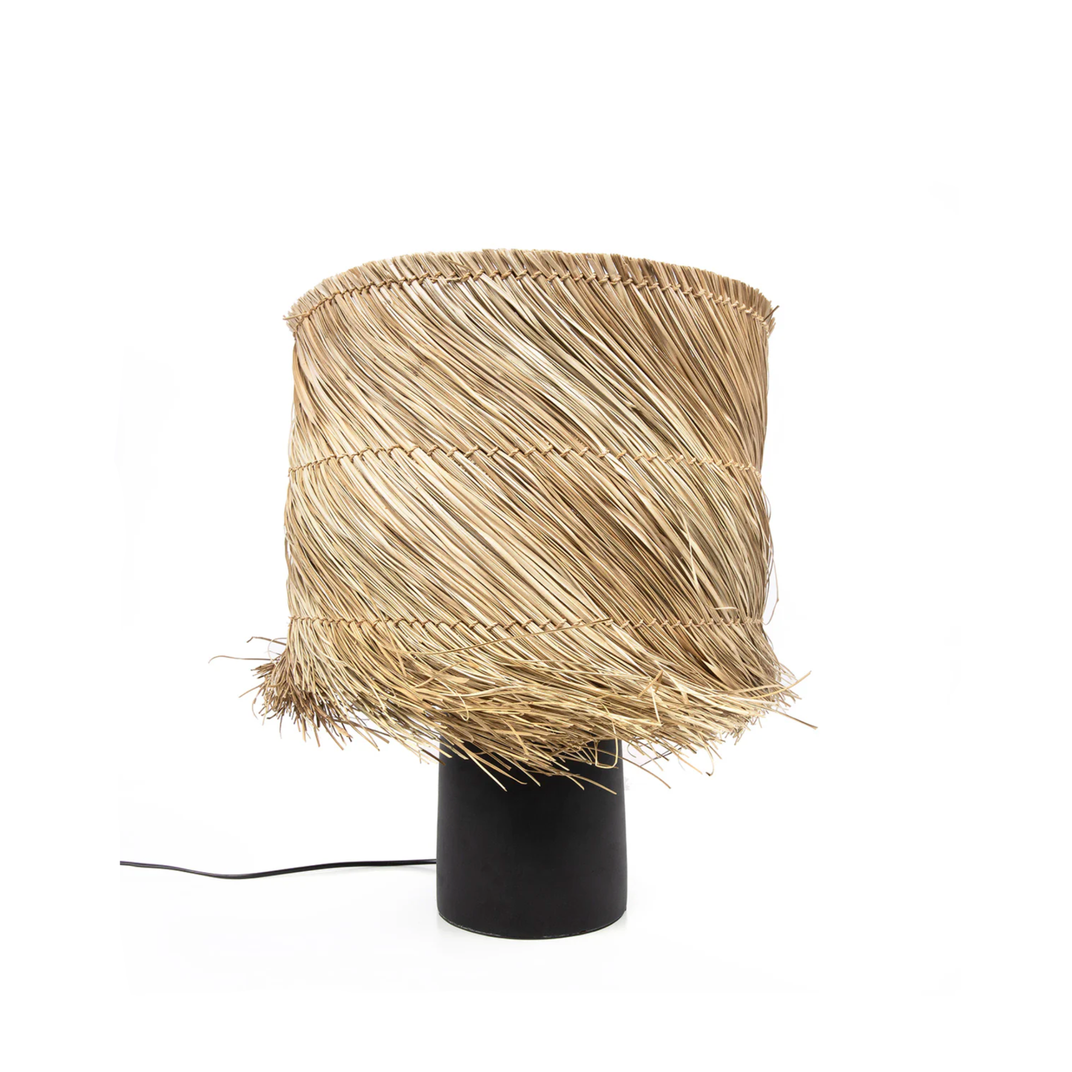 Boho stila pīta sienas lampa no kārkla ar apaļu, gaisīgu formu, radot silta apgaismojuma akcentu viesistabā
