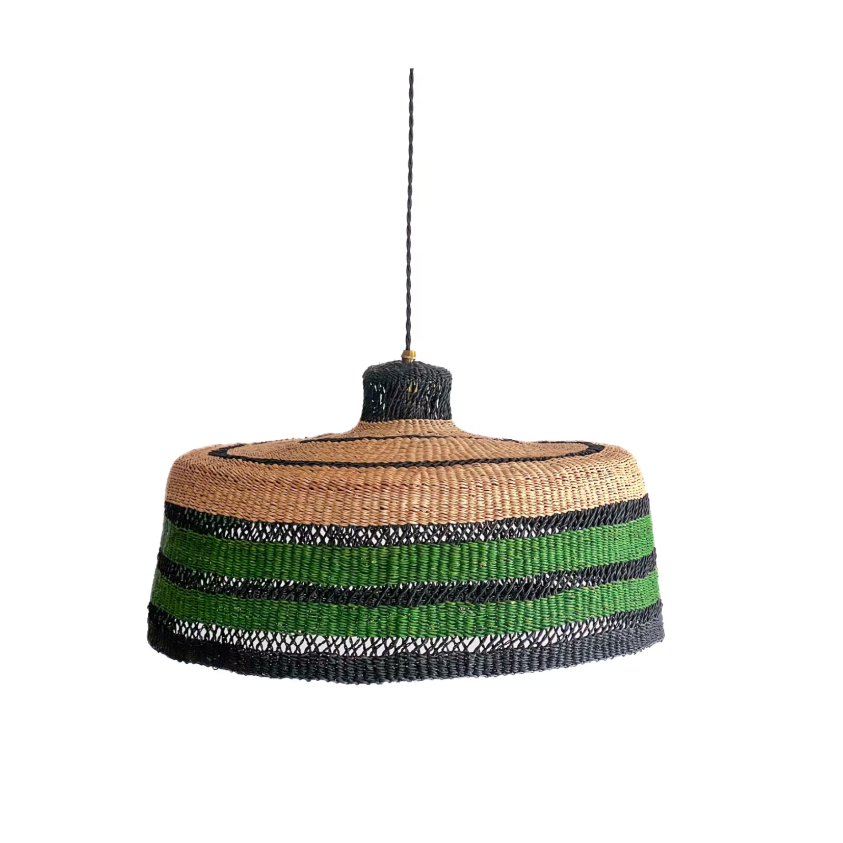 Pīta griestu lampa. Niedru abažūrs ar zaļām un melnām svītrām.