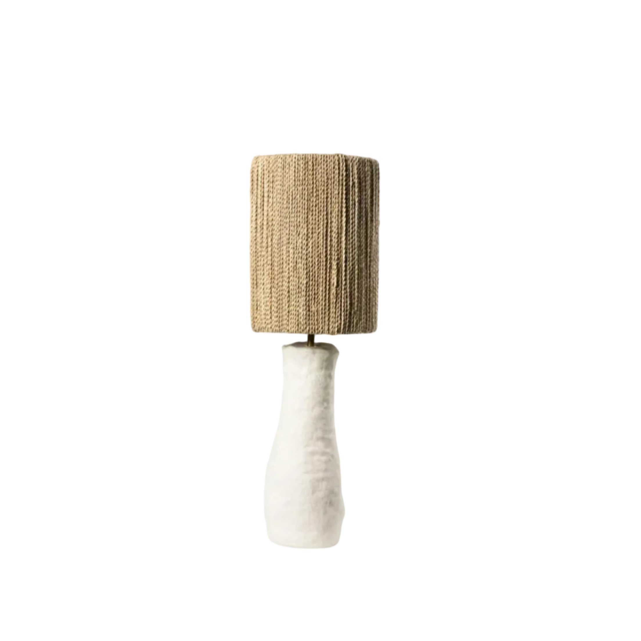 PītasLampas sienas lampa: cilindriska niedru abažūra un balta keramikas pamatne.