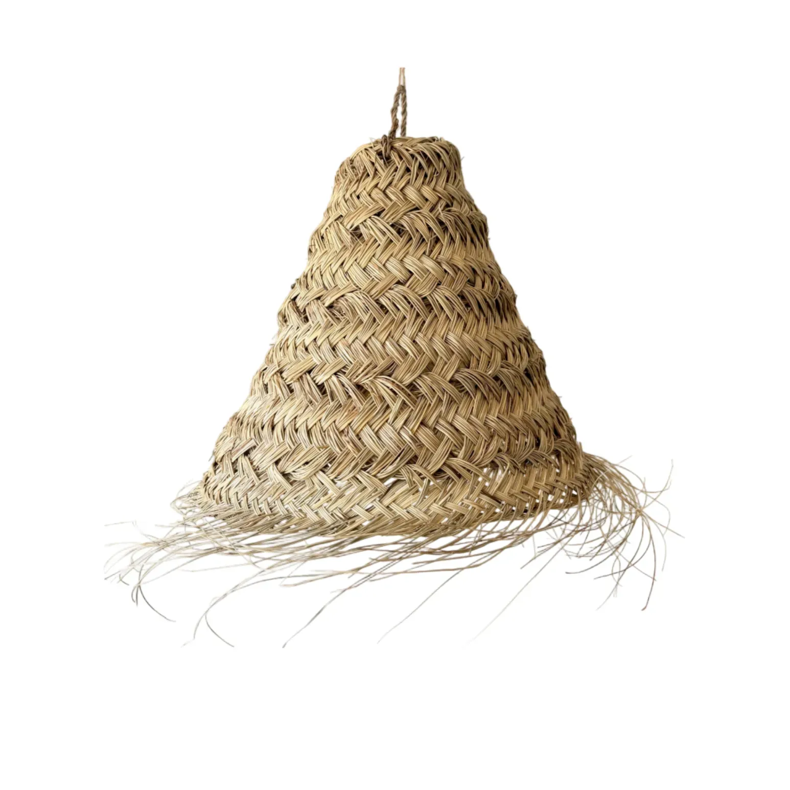 Pīta griestu lampa no niedrēm. Koniska forma ar bārkstīm.