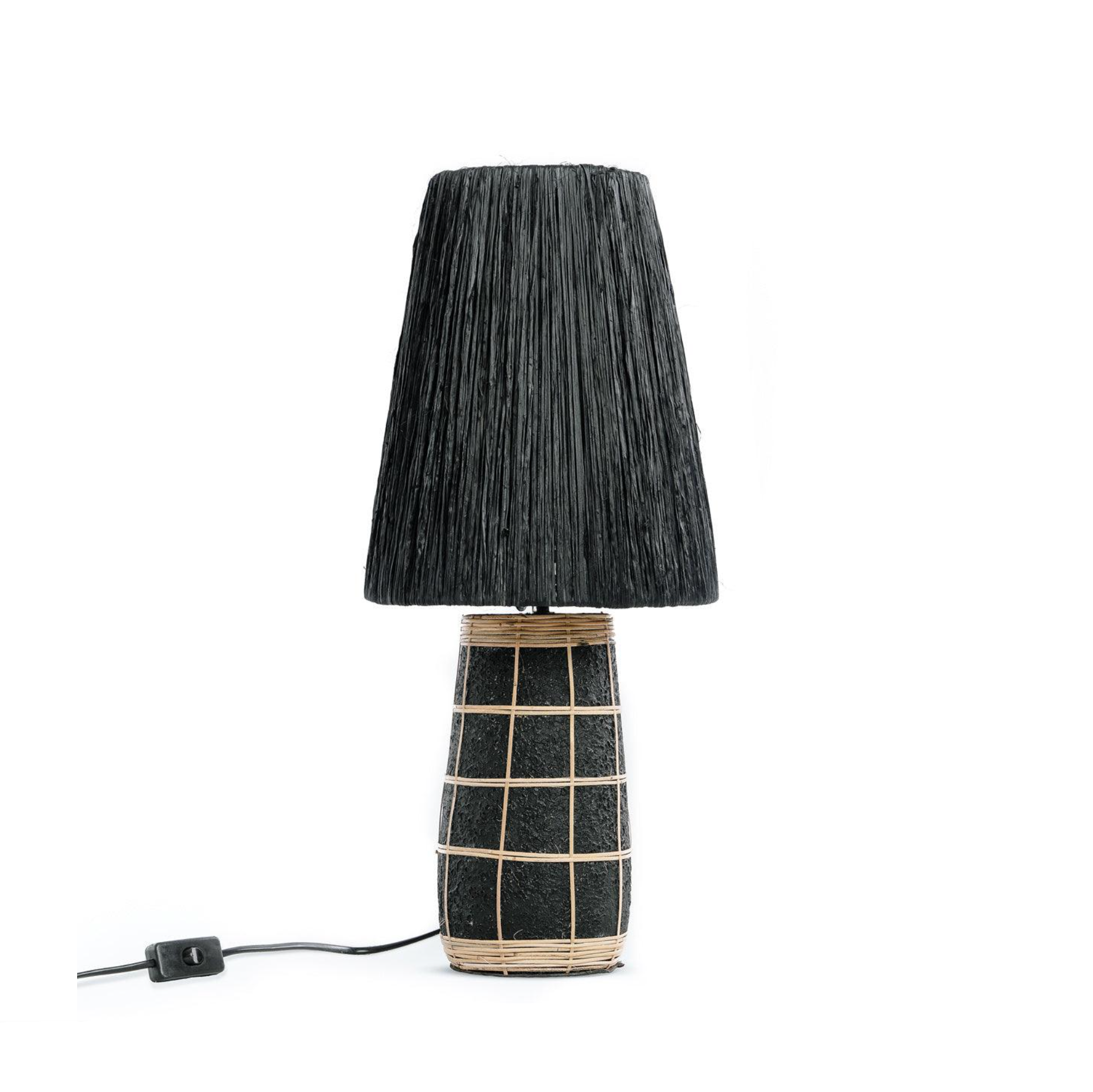 PītasLampas sienas lampa: melna niedru abažūrs, kārklu pinuma rāmis.